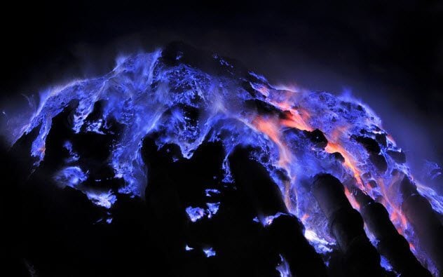 10 природных явлений, в существование которых вы не поверите. Голубая лава. Фото.