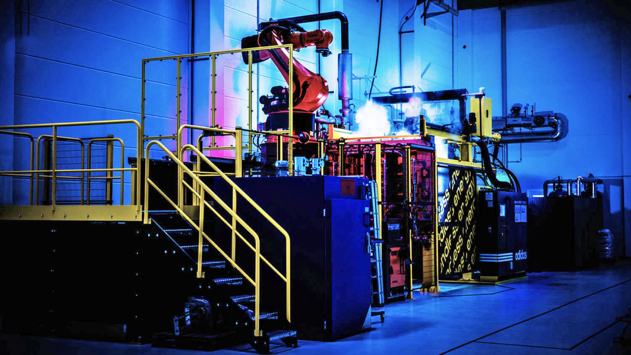 Adidas запускает полностью роботизированный завод по производству кроссовок. Фото.