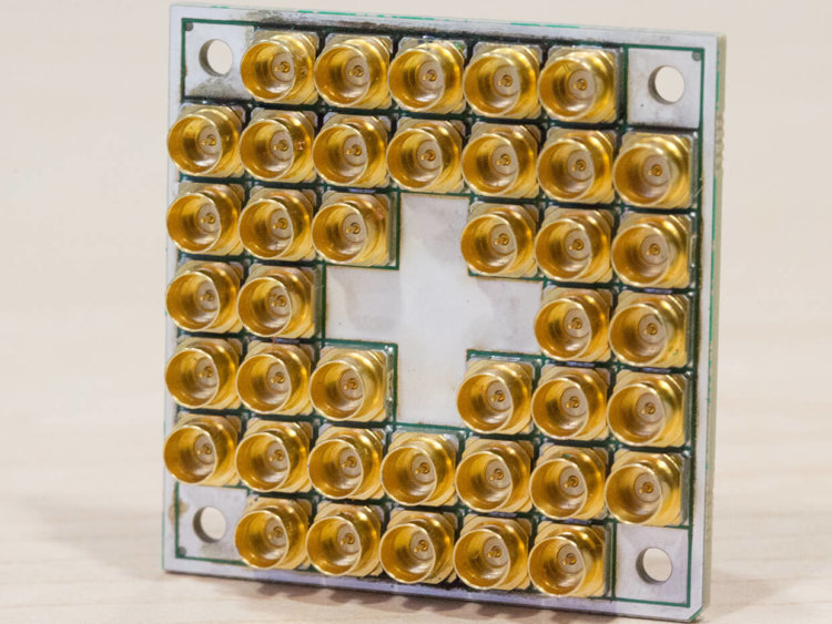 Компания Intel представила рабочий 17-кубитный квантовый чип. Фото.