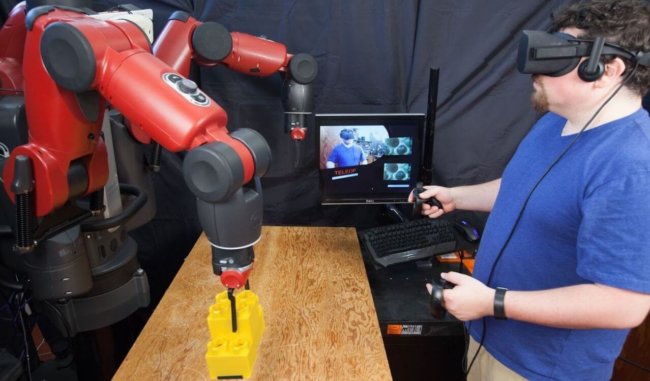 В MIT научились управлять роботами с помощью виртуальной реальности. Фото.