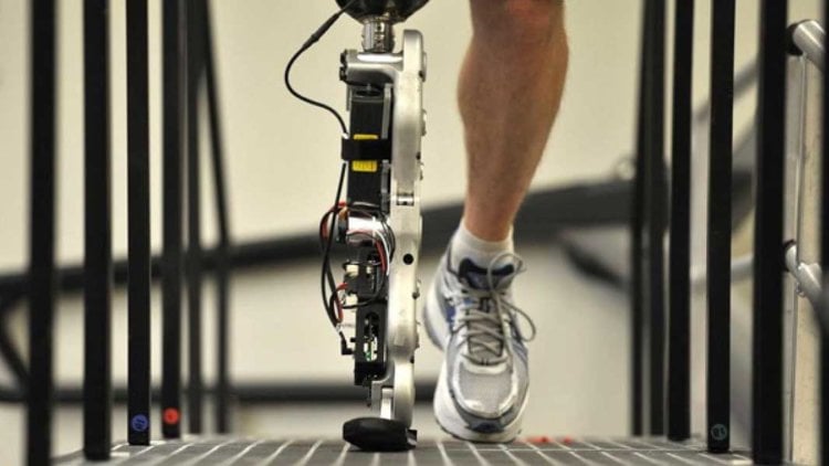 Шесть технологий, которые сделают из вас настоящего киборга уже сейчас. Бионическая нога, управляемая силой мысли. Фото.