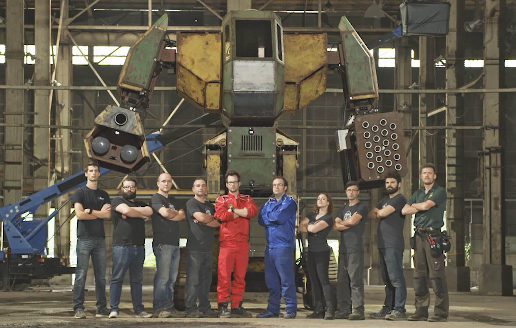 Названа дата эпического поединка гигантских роботов. Фото.