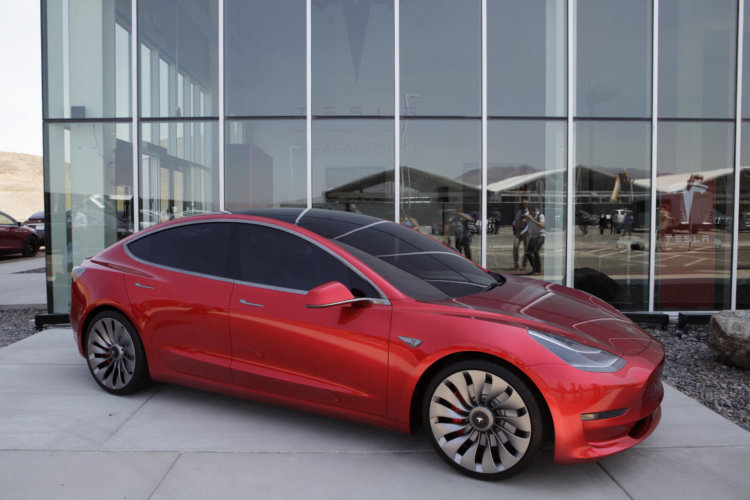 Tesla собрала всего 260 автомобилей Model 3. Фото.