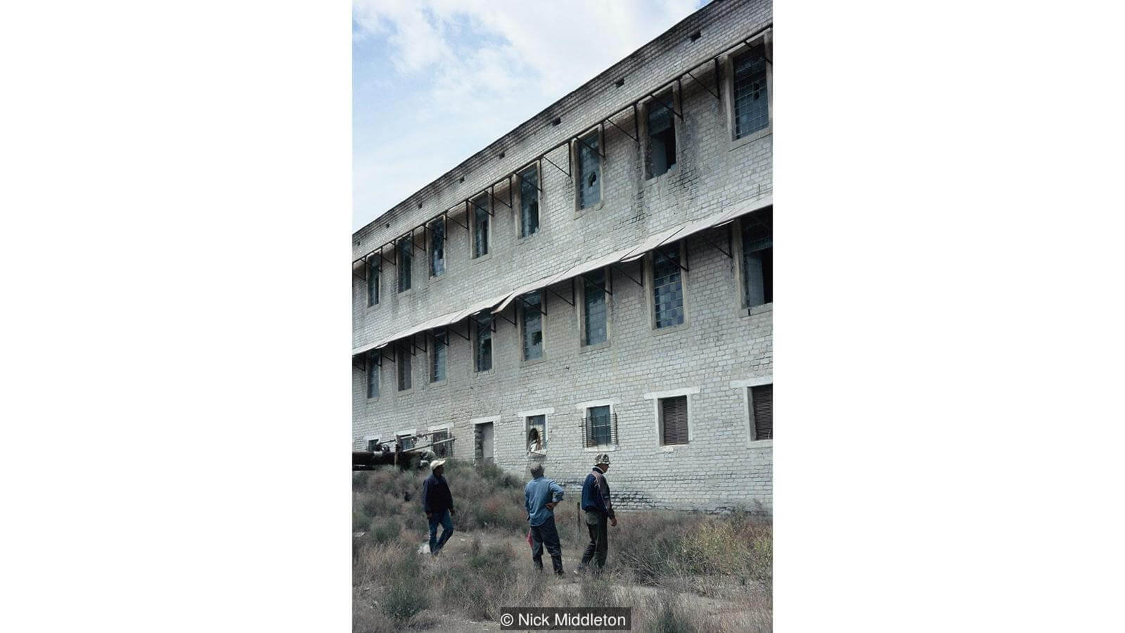 Заброшенное здание на острове. Фото.