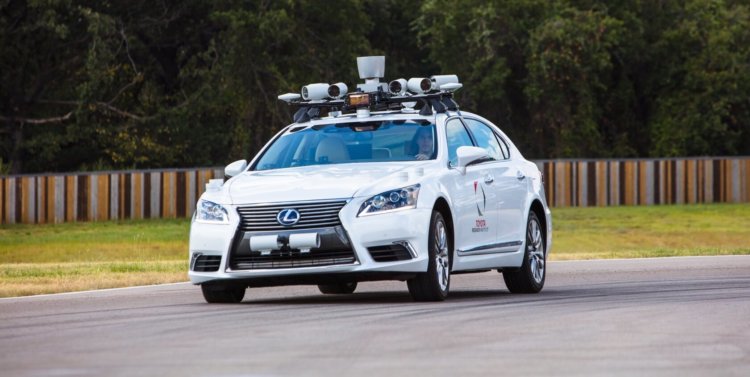 Toyota представила автомобиль-робот, в салоне которого сразу 2 водительских места. Фото.