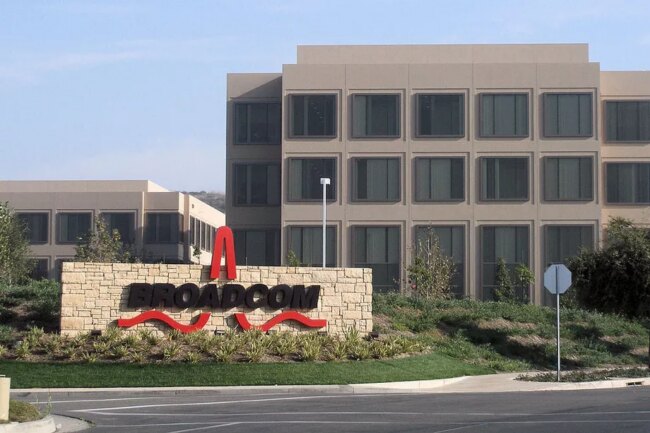 Конкурент Qualcomm хочет купить компанию за рекордные 130 000 000 000 долларов. Фото.