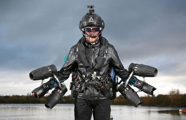 Изобретатель летательного костюма испытал его и поставил мировой рекорд скорости. Фото.