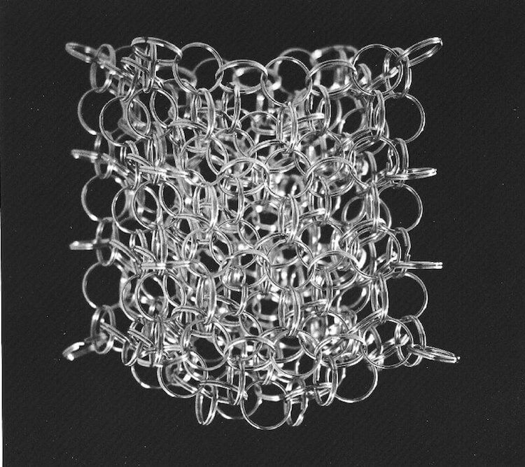 Ткань пространства-времени может быть вовсе не тканью, а состоять из дискретных компонентов, которые лишь кажутся нам непрерывной тканью на больших макроскопических масштабах. Фото.