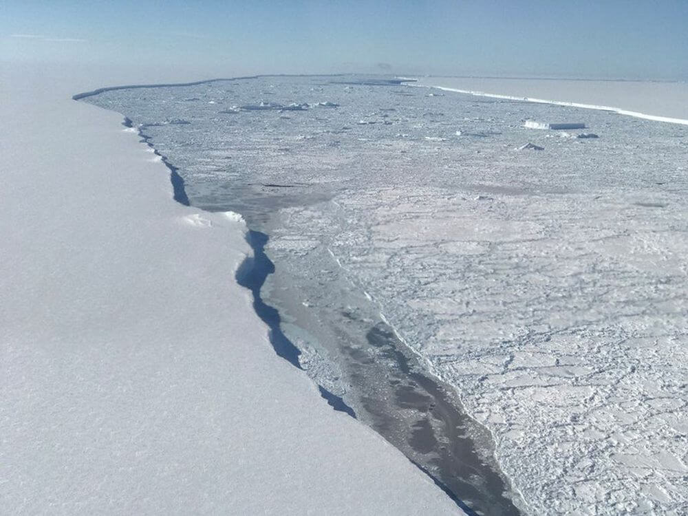 #фото дня | NASA опубликовало фотографии гигантского айсберга, отделившегося от Антарктиды