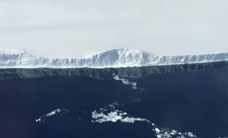 #фото дня | NASA опубликовало фотографии гигантского айсберга, отделившегося от Антарктиды. Фото.