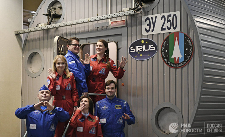 Экипаж наземного «космического корабля» SIRIUS «долетел» до лунной орбиты. Фото.