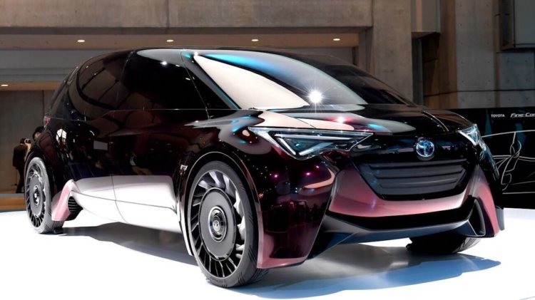 Toyota представила автомобиль на водородном топливе с безвоздушными шинами. Фото.
