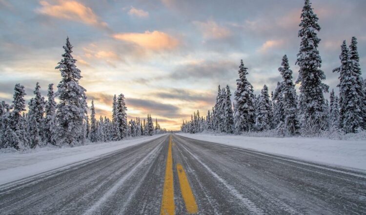 Ученые из Тюмени представили материал для строительства дорог в Арктике.. Фото.