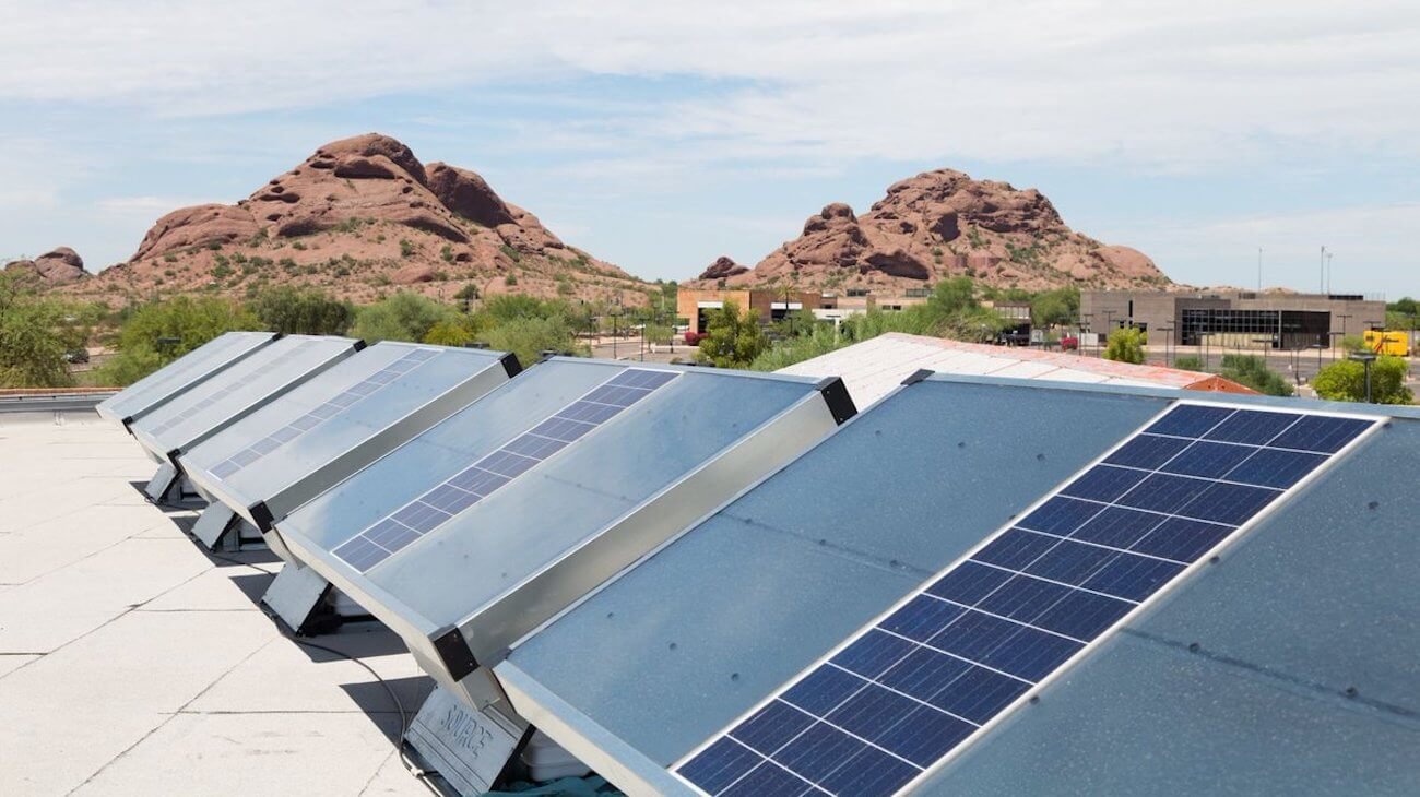 Представлена домашняя солнечная установка для производства воды из воздуха. Фото.