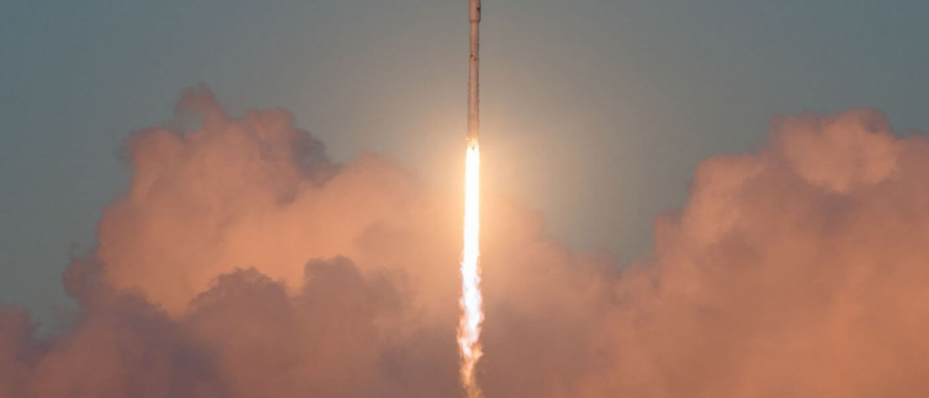 SpaceX успешно запустила летавшие ранее ракету Falcon 9 и грузовик Dragon. Фото.