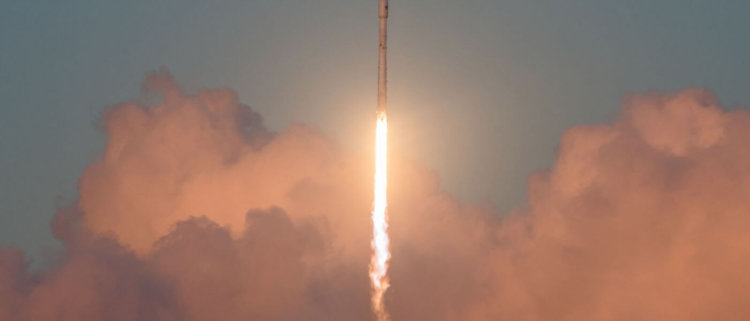 SpaceX успешно запустила летавшие ранее ракету Falcon 9 и грузовик Dragon. Фото.