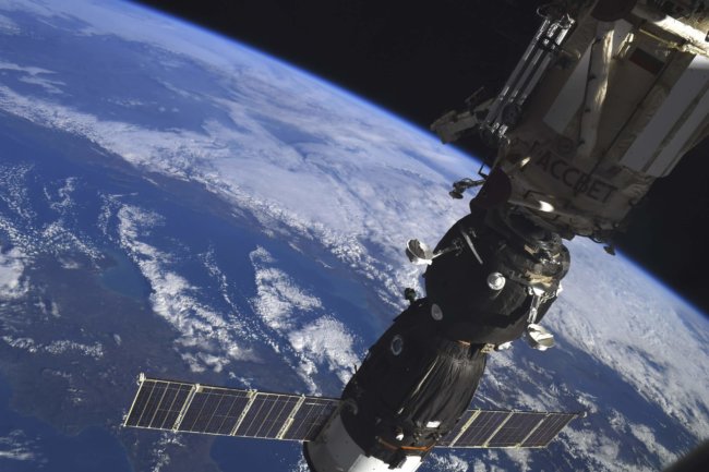 Пилотируемый корабль «Союз МС-07» успешно доставил космонавтов на МКС. Фото.