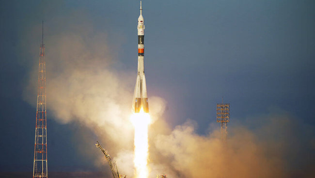 Новый экипаж МКС стартовал с Байконура на ракете «Союз-ФГ». Фото.