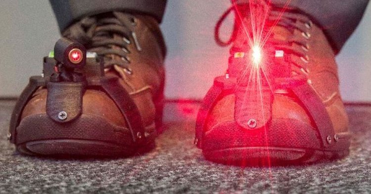 Для людей с болезнью Паркинсона разработали «лазерную обувь». Фото.