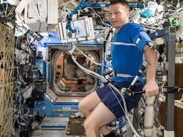 10 мерзких фактов о космических путешествиях. Астронавты теряют мышечную и костную массу и преждевременно стареют. Фото.