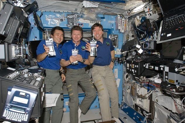 10 мерзких фактов о космических путешествиях. Астронавты пьют переработанную мочу. Фото.