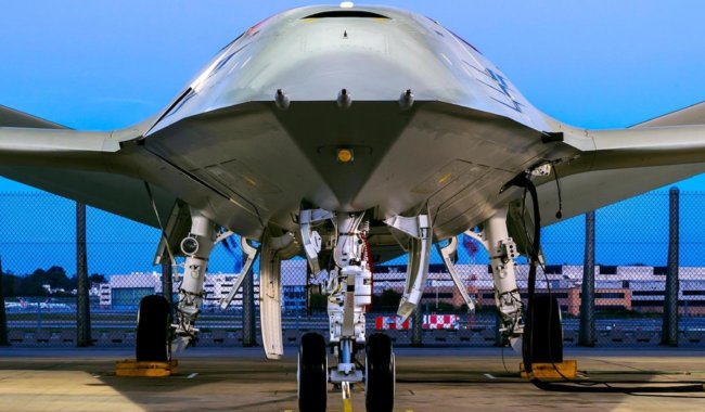 Boeing показала беспилотный воздушный танкер. Фото.