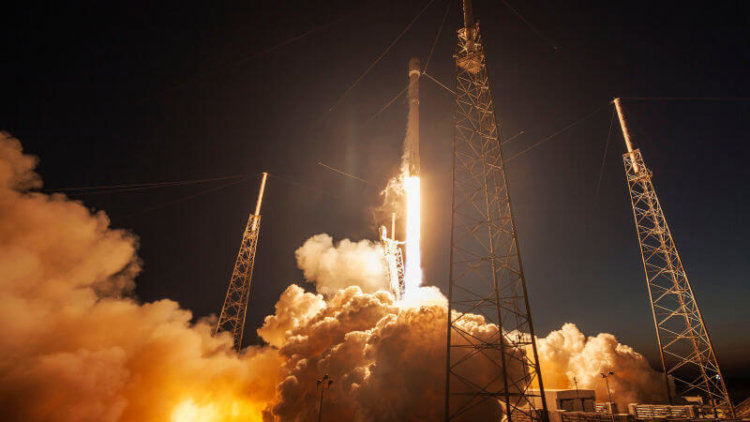NASA впервые согласилось повторно использовать уже отработанную ракету SpaceX. Фото.