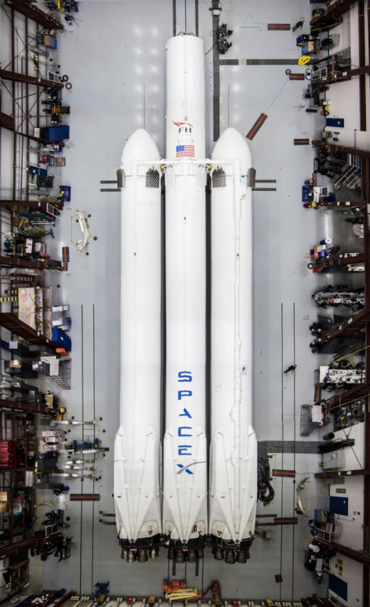 Илон Маск показал почти собранную ракету-носитель Falcon Heavy. Фото.