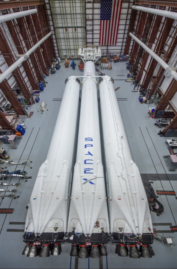 Илон Маск показал почти собранную ракету-носитель Falcon Heavy. Фото.