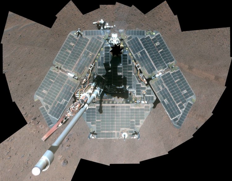 Сколько длится год на Марсе. Автопортрет «Оппортьюнити», сделанный вскоре после того, как покрытые пылью и песком солнечные панели ровера были отчищены марсианским ветром в марте 2014 года. Фото.