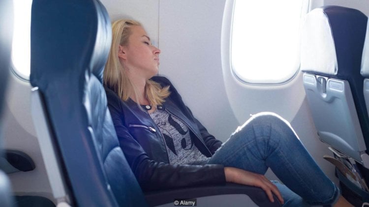 Высота делает человека счастливым. Многие предпочитают проспать весь полет. Фото.