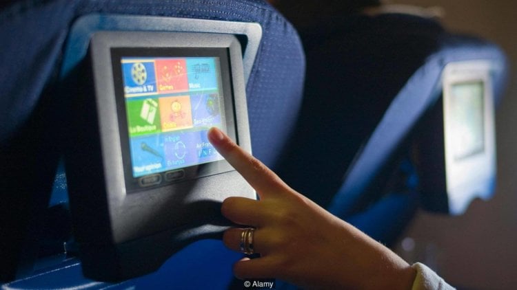 Что происходит с человеком в самолете. Позалипать в экран во время долгого перелета — любимое дело. Фото.