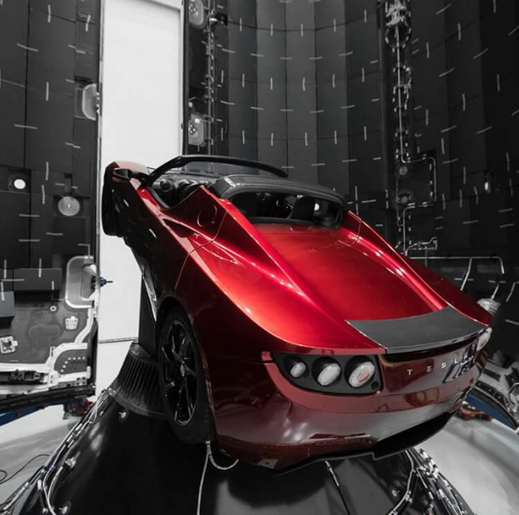 Электрический родстер Илона Маска готовится к полету вокруг Марса. Фото.
