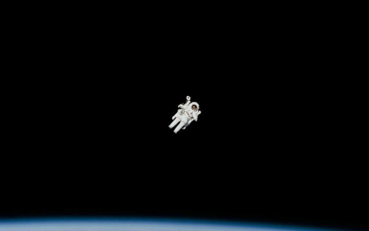 Cкафандр c кнопкой «Домой» сам вернёт космонавта на МКС. Фото.