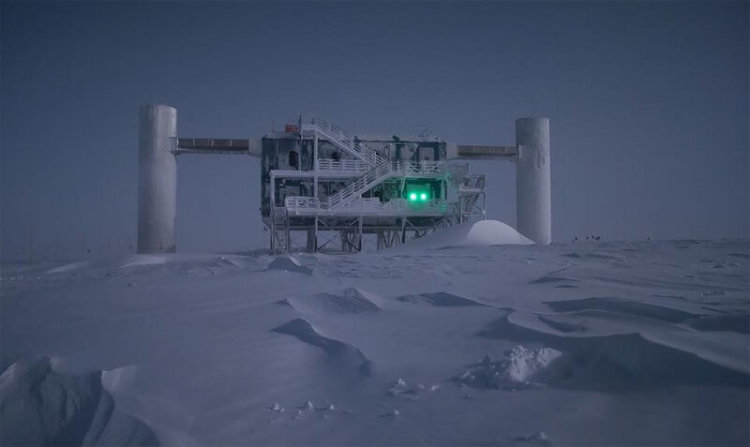 Физика частиц. Обсерватория IceCube, первая в своем роде нейтринная обсерватория, спроектированная для наблюдения неуловимых высокоэнергетических частиц из-под антарктических льдов. Фото.