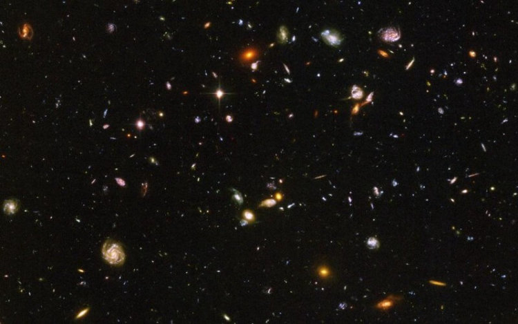 Гравитационные волны. Hubble Ultra Deep Field, содержащий 10 000 галактик, некоторые из которых скучкованы и скомканы вместе, это самый глубокий вид Вселенной, который у нас есть, демонстрирующий ее невероятную протяженность от ближайших структур до тех, свет которых шел к нам больше 13 миллиардов лет. И это только начало. Фото.