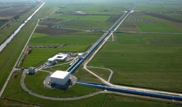 Физика частиц. Вид с воздуха на детектор гравитационных волн VIRGO, расположенный возле Пизы (Италия). VIRGO — это гигантский лазерный интерферометр Михельсона с 3-километровыми рукавами, дополненный двумя 4-километровыми детекторами LIGO. Фото.