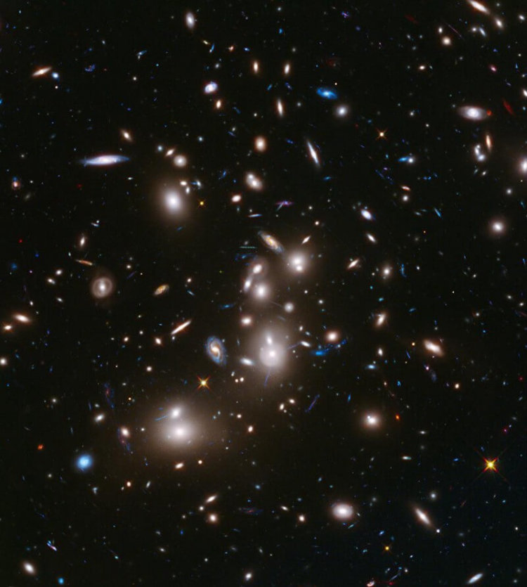 Что ученые планируют делать дальше? Большой галактический кластер Abell 2744 и его эффект гравитационного линзирования на фоне галактик, согласующийся с общей теорией относительности Эйнштейна, растягивающий и увеличивающий свет далекой Вселенной, позволяя увидеть нам самые далекие объекты. Фото.
