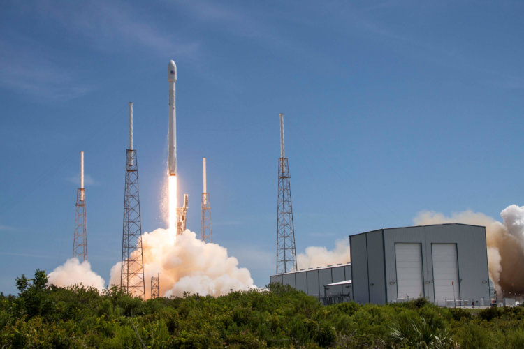 Похоже, SpaceX не справилась, а секретный космический спутник Zuma потерян. Фото.