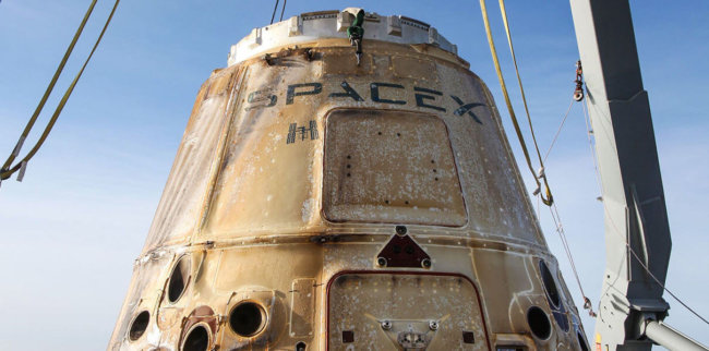 Космический грузовик Dragon от SpaceX во второй раз вернулся с орбиты на Землю. Фото.