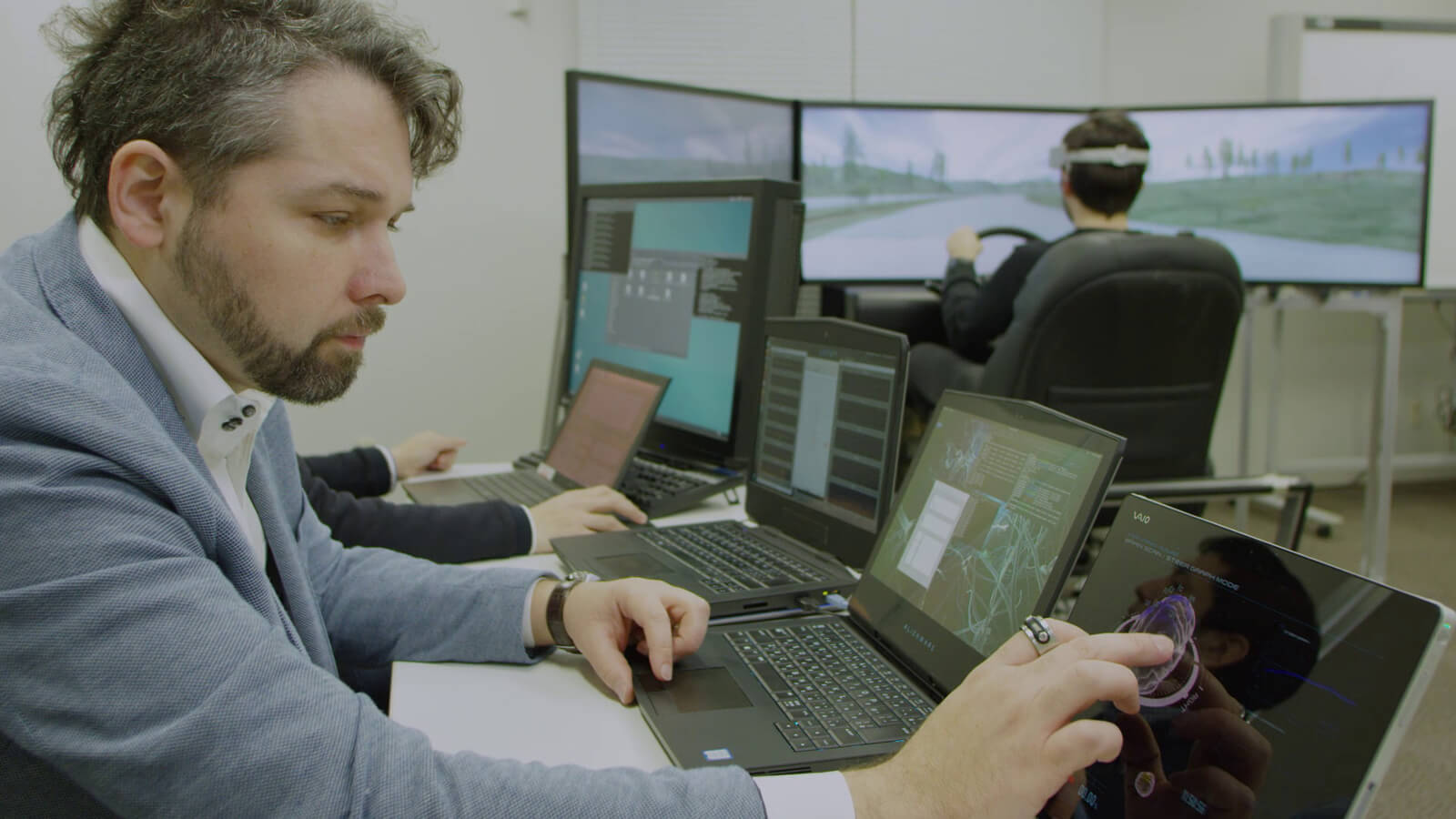 Nissan работает над системой управления автомобилем при помощи мыслей. Фото.