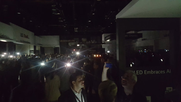 #CES 2018 | Посетителям выставки пришлось несколько часов провести в темноте. Фото.