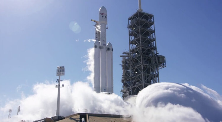 SpaceX провела успешный статический прожиг двигателей ракеты Falcon Heavy. Фото.