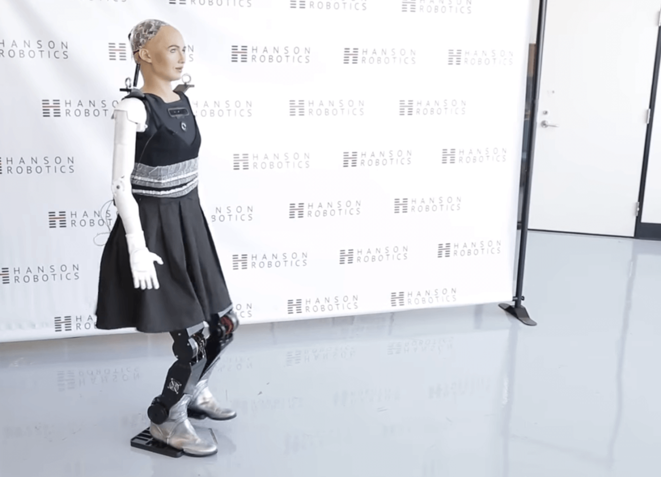 Робогражданка Саудовской Аравии встала на ноги.. Фото.