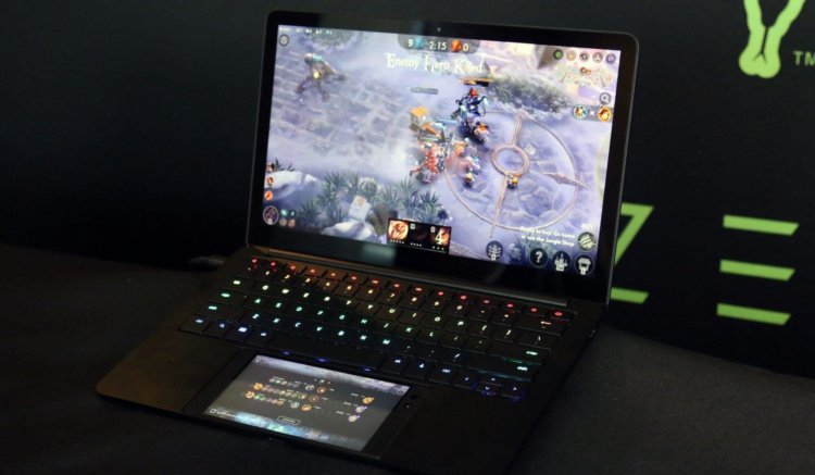#CES 2018 | Razer создала док-станцию в форме ноутбука для своего смартфона. Фото.