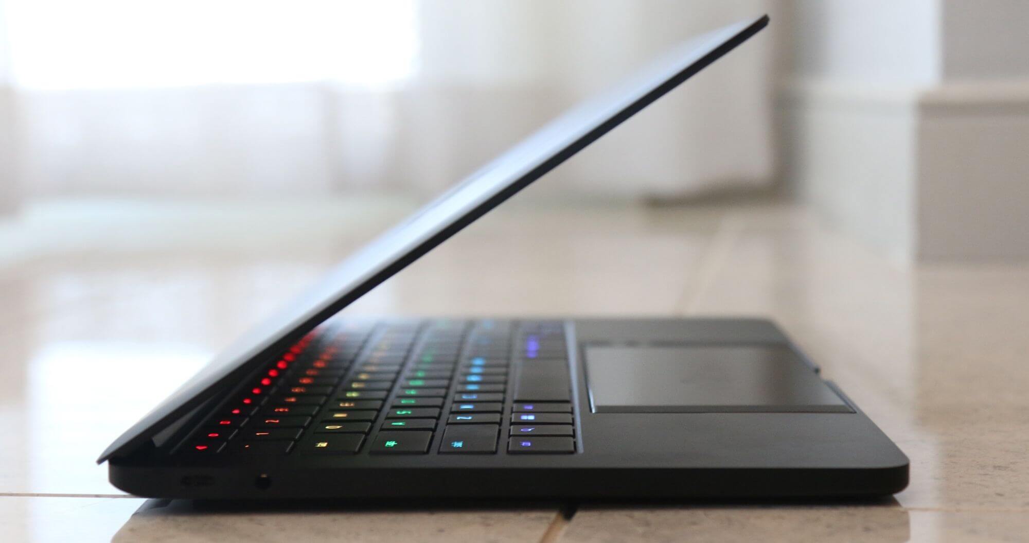 #CES 2018 | Razer создала док-станцию в форме ноутбука для своего смартфона. Фото.