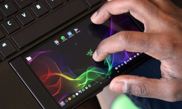 #CES 2018 | Razer создала док-станцию в форме ноутбука для своего смартфона. Фото.