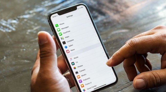 В следующем обновлении iOS можно будет отключить замедление старых моделей iPhone. Фото.