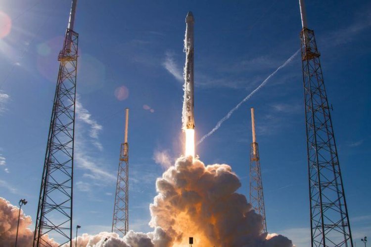 Зачем нужна МКС. Коммерческие партнеры NASA вроде SpaceX пока лишь готовы доставлять на регулярной основе грузы на МКС, но не людей. Фото.