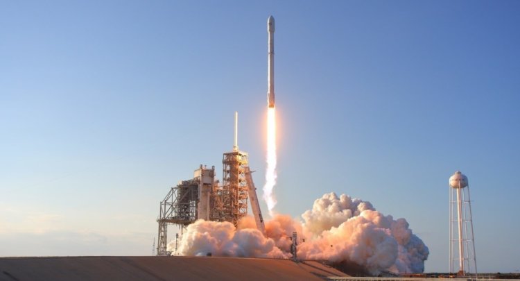 SpaceX успешно запустила первые спутники для раздачи Интернета. Фото.